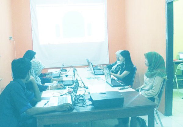 Kelas Reguler Kursus Desain Grafis Dengan Peserta Cewek Semua
